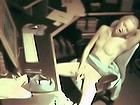 Une jeune pucelle ce gode devant sa webcam