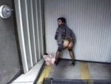 Elle se fait punir pour avoir piss� devant un garage