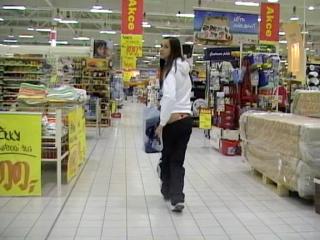 Jeune libertine s'exhibe dans un supermarché