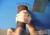 Fellation etrange au travers d un mur