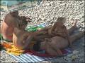 Plage nudiste des couples nique dans le sable