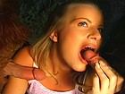 Belle blonde prise par un homme gorille