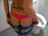 Jolie étudiante tatouée se fait harponner dans les toilettes publiques