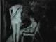 Voyeur qui filme un couple sexe dans un parc