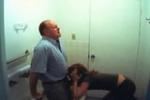 La Secretaire Suce Le Boss Dans Les WC