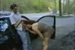 Mature coquine suce au bord de la route