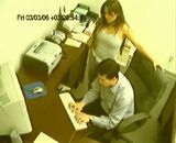 un patron filme en cachette sa secretaire baiser avec le chef du personnel