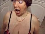 Pervers fait pipi sur une grosse mature et lui fourre des legumes dans la chatte