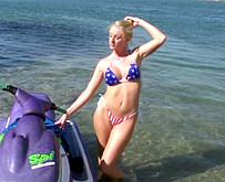 ma jeune copine bais�e par le moniteur de jet ski