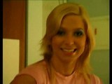 belle blonde un peu vielle se fait filmer � la maison