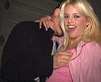 Jeune pucelle bais�e lors d'une soir�e �tudiante