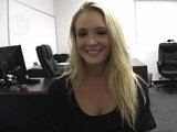 Secretaire taille une pipe � son patron