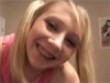 Salope blonde montre son cul devant la camera