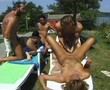 gang bang au bord de la piscine