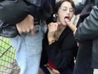 Une cochonne � lunettes s'occupe de deux potes 