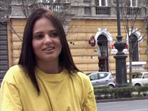 Jeune parisienne bais�e dans la salle de sport