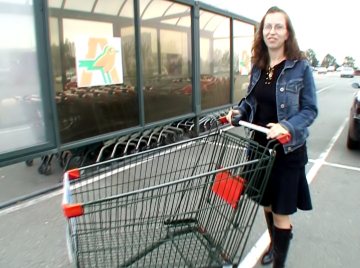 jeune maman niqu�e sur le parking du supermarch�