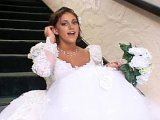 Jeune mari�e bais�e par son t�moin de mariage
