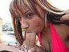 Bonne suceuse sur la plage