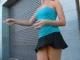Belle blonde s exhibe avec sa mini jupe