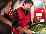 Nana mariée baisée par un croupier