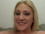 Une experte en porno montre ses talents