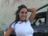 Brunette bien salope gobe la queue d'un inconnu