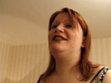 Grosse rousse se rase la chatte