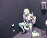 Blonde sexy au toilettes