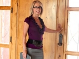Masturbation pour cette maman à lunette très coquine