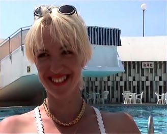 Naturiste niquée sur son balcon
