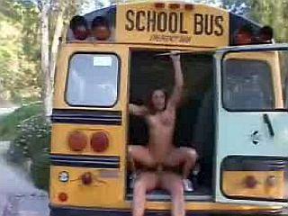 Jeune lycéenne baisée par le chauffeur du car scolaire